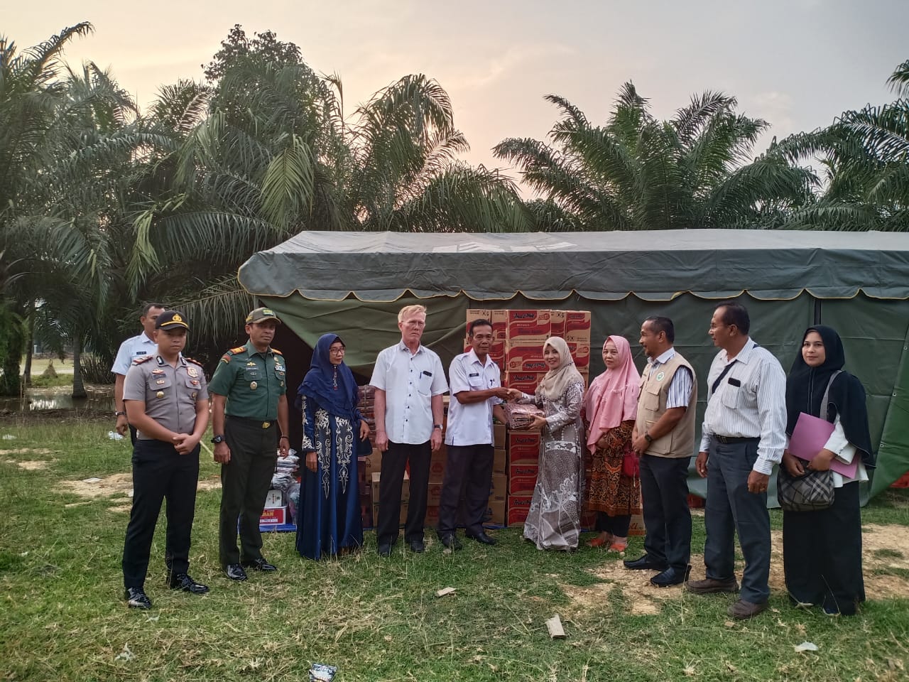 Ketua TP-PKK Kabupaten Aceh Tamiang Menyerahkan Bantuan Kepada Korban Banjir di Kecamatan Rantau